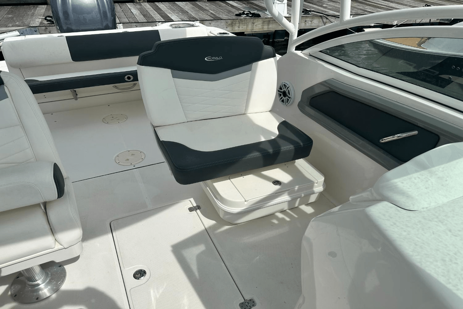 Slide: The Image of Robalo R247 2023 - 12