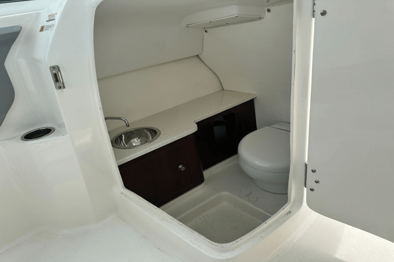 Slide: The Image of Robalo R247 2023 - 13