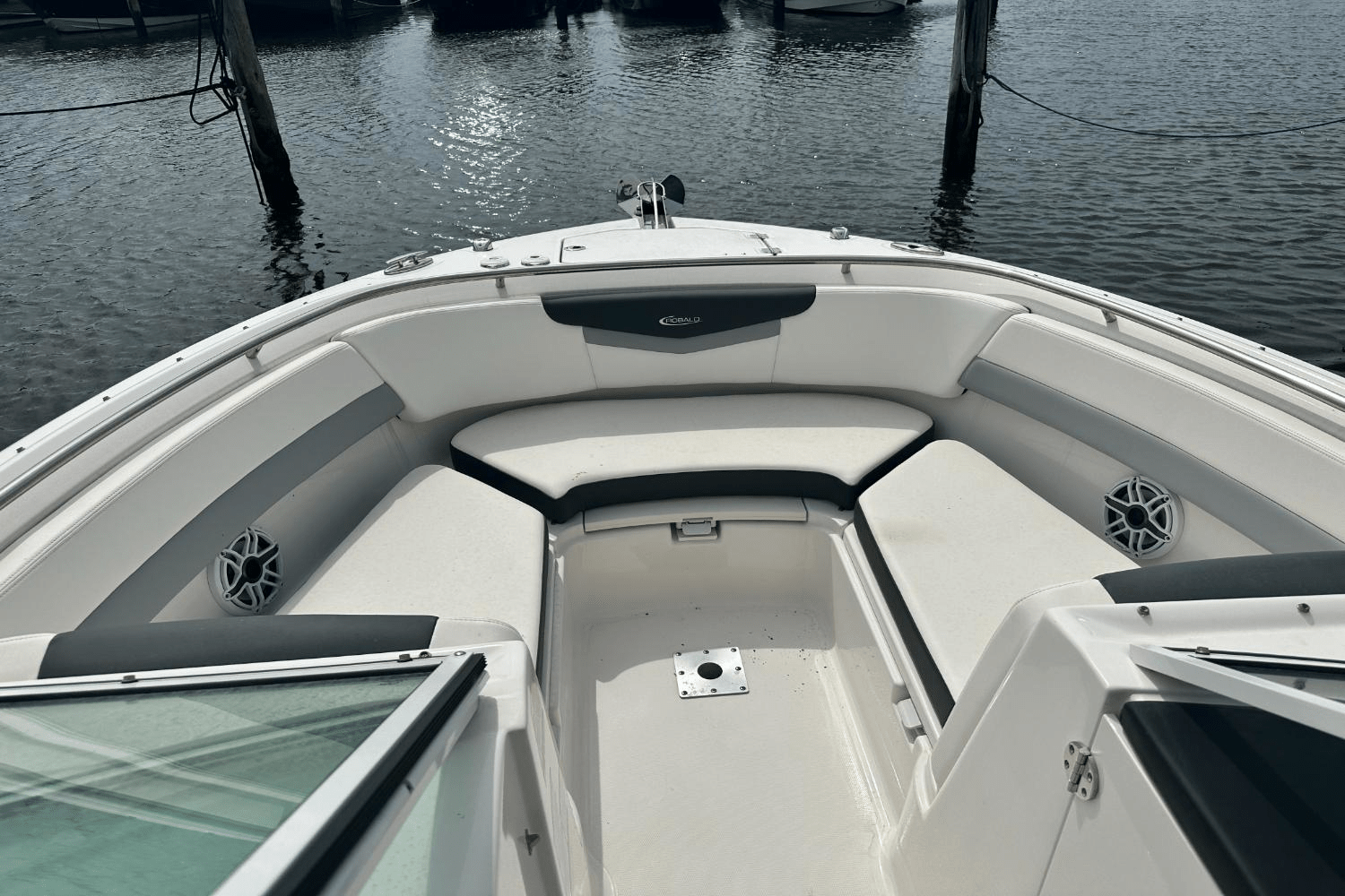 Slide: The Image of Robalo R247 2023 - 14