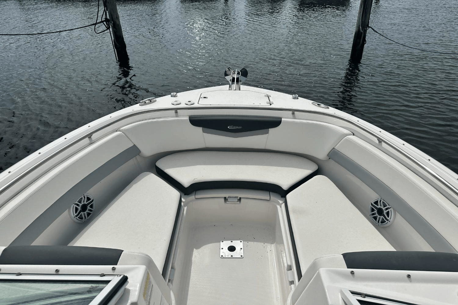 Slide: The Image of Robalo R247 2023 - 15