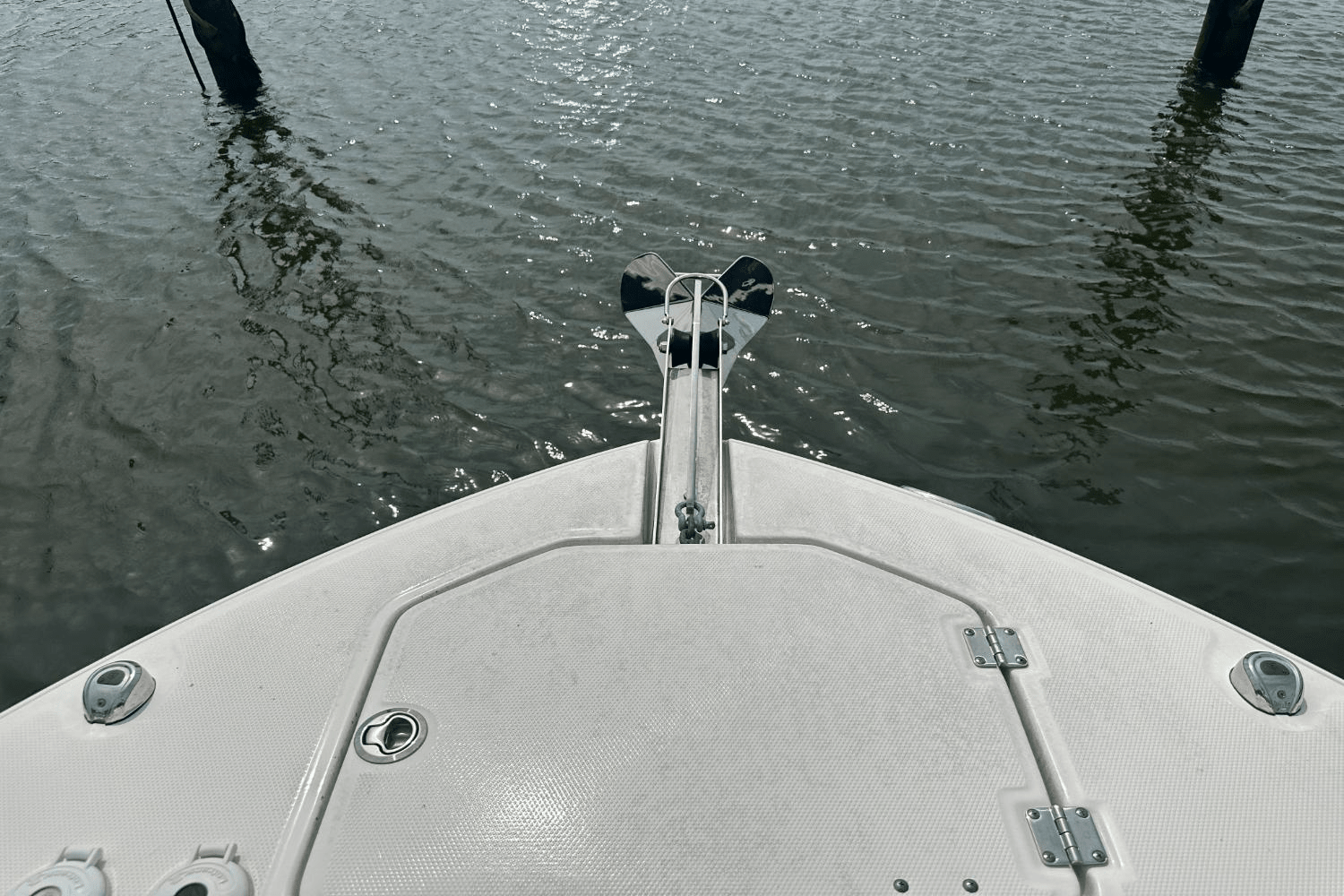 Slide: The Image of Robalo R247 2023 - 16