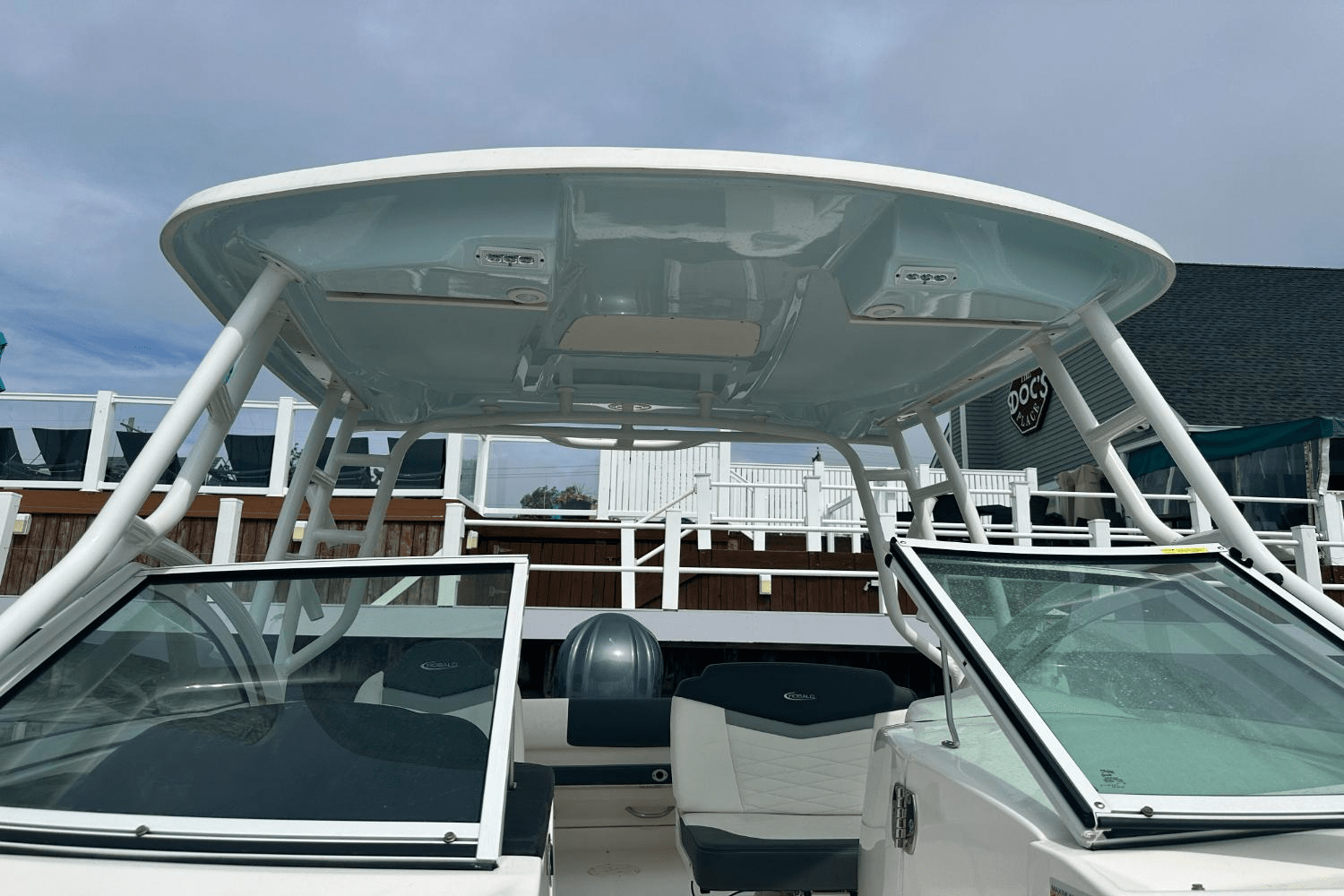 Slide: The Image of Robalo R247 2023 - 17