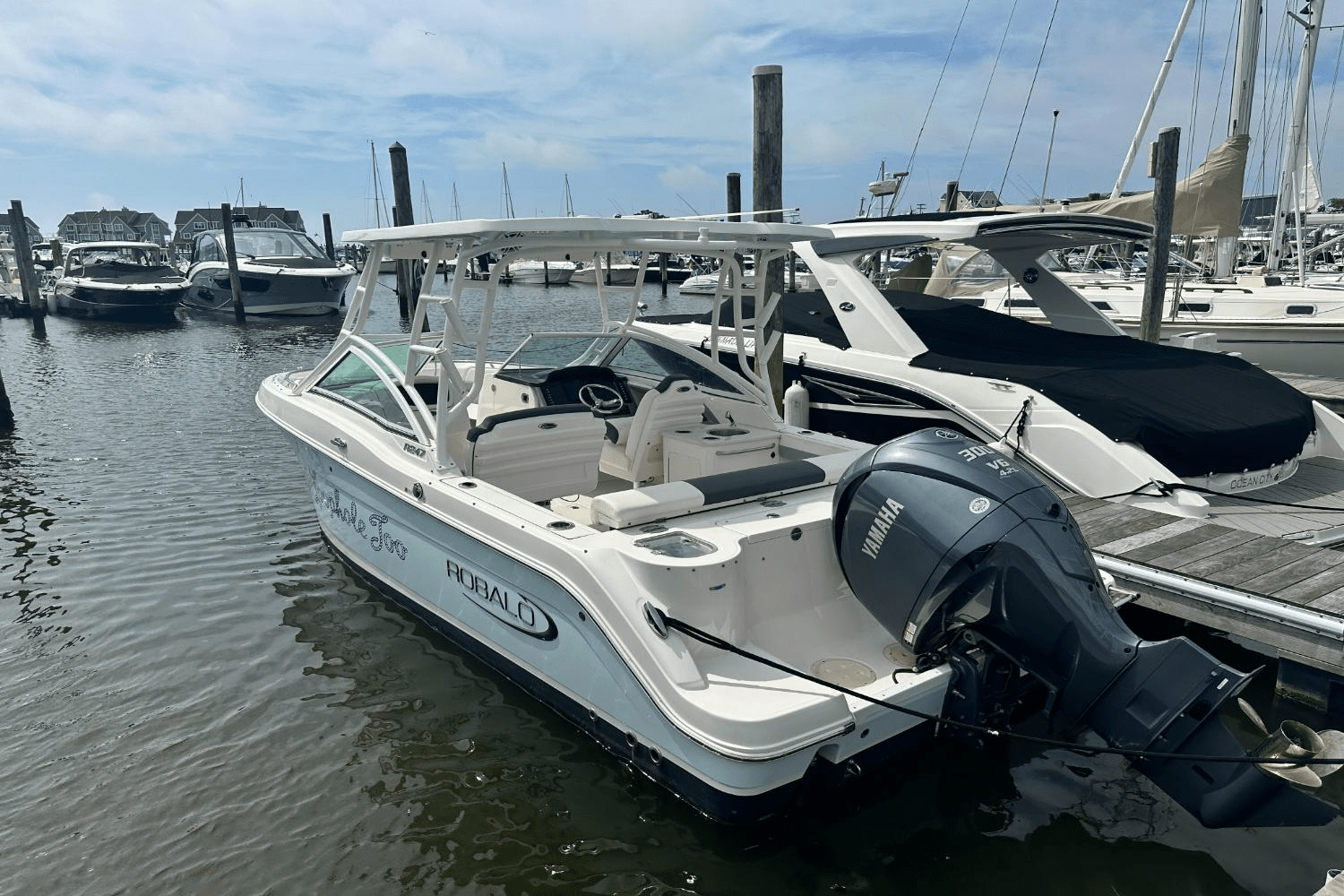 Slide: The Image of Robalo R247 2023 - 2