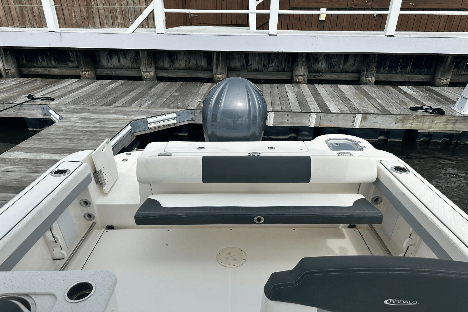 Slide: The Image of Robalo R247 2023 - 6