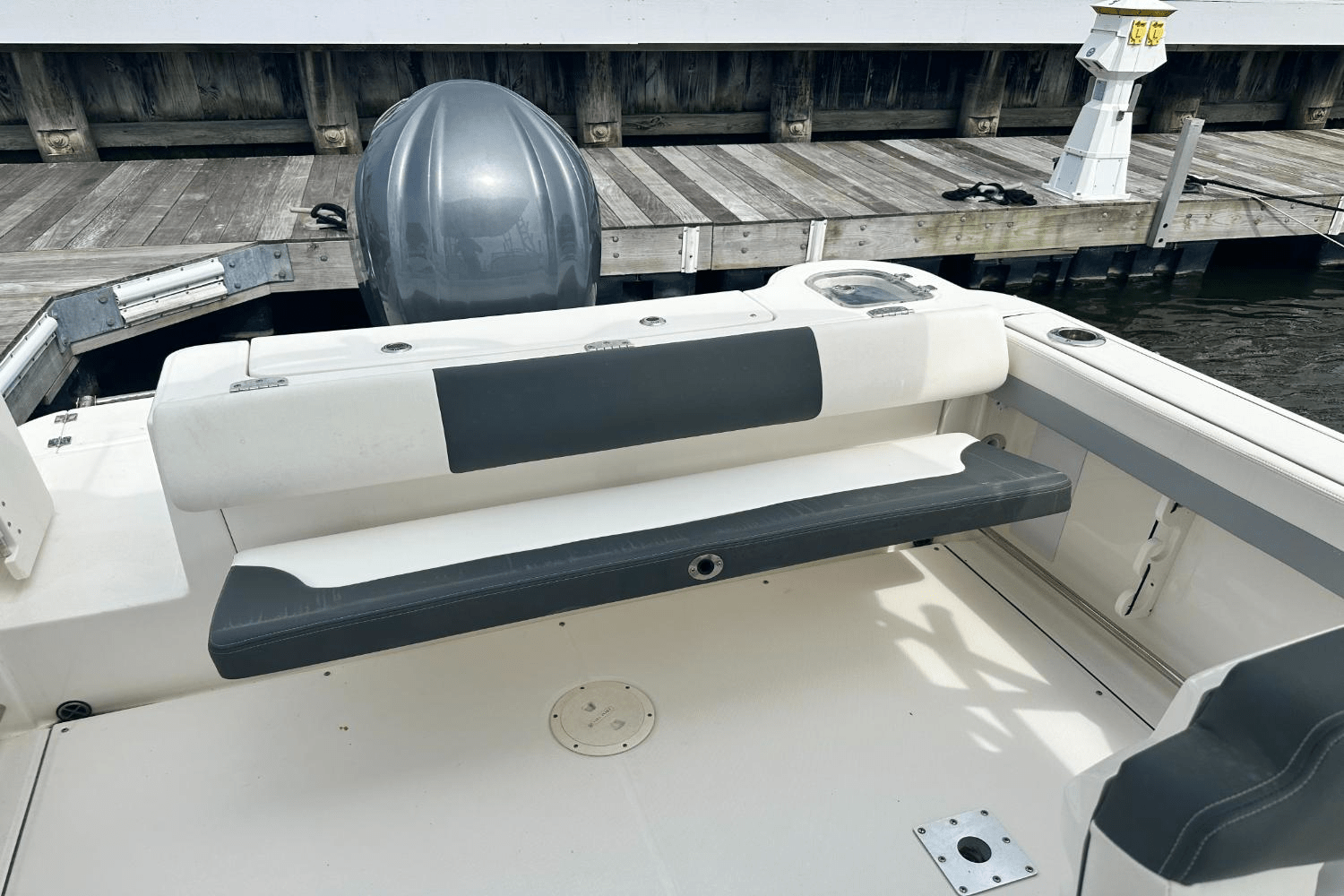 Slide: The Image of Robalo R247 2023 - 7