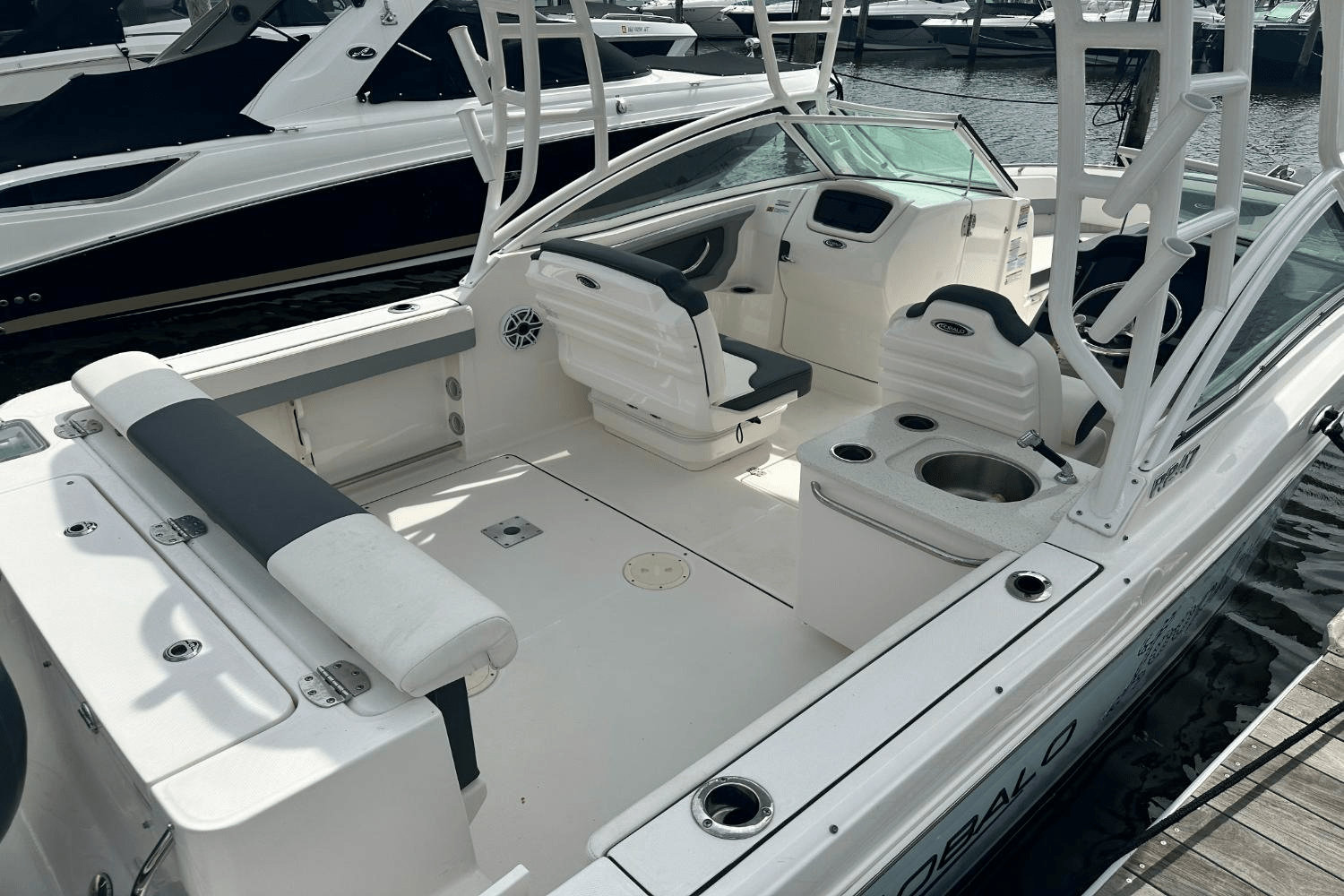 Slide: The Image of Robalo R247 2023 - 8