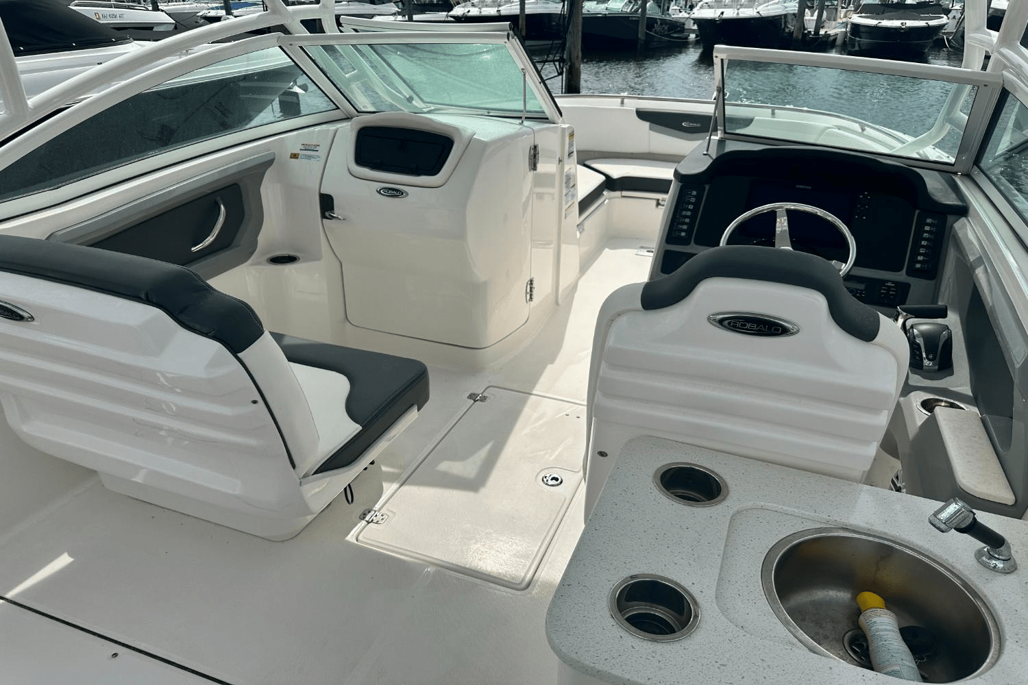 Slide: The Image of Robalo R247 2023 - 9