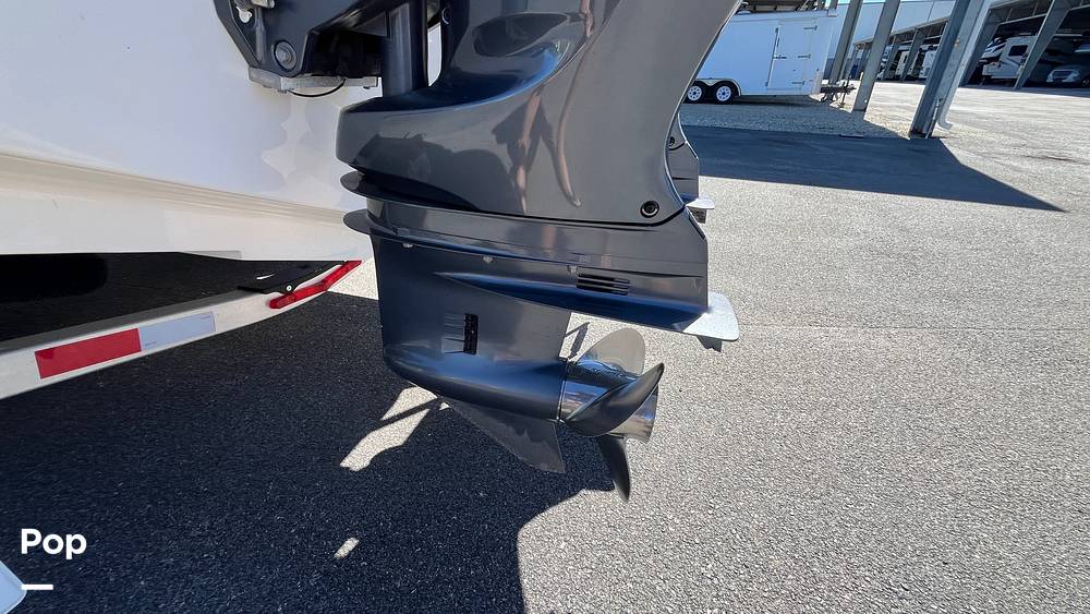 Slide: The Image of Robalo R250 2023 - 16