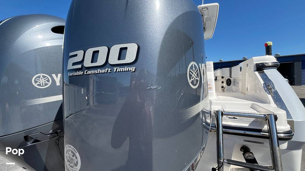 Slide: The Image of Robalo R250 2023 - 18