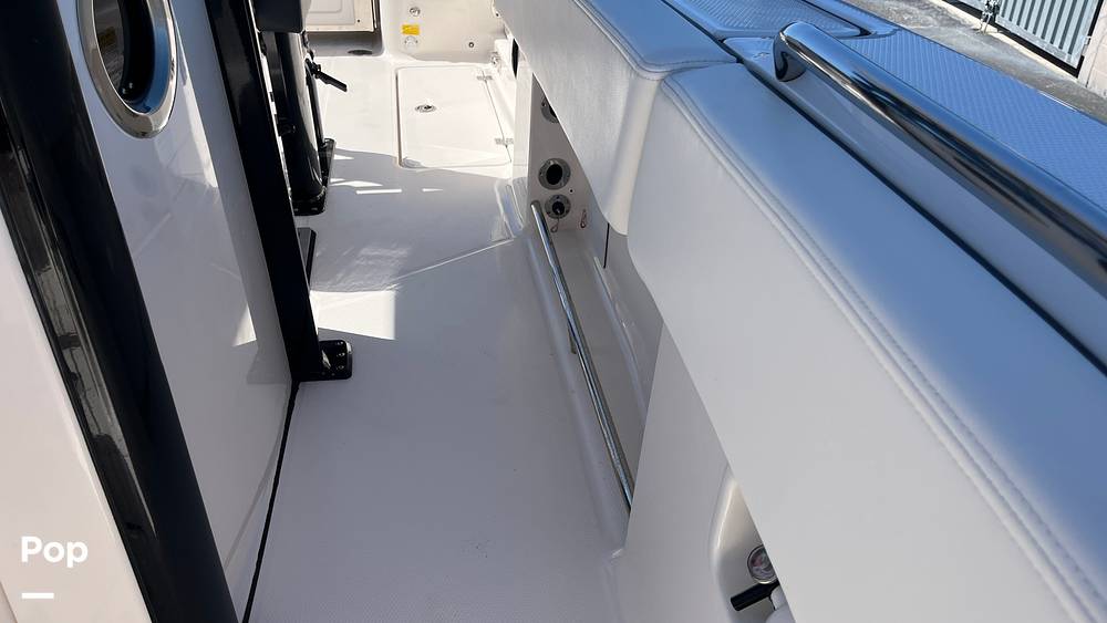 Slide: The Image of Robalo R250 2023 - 26