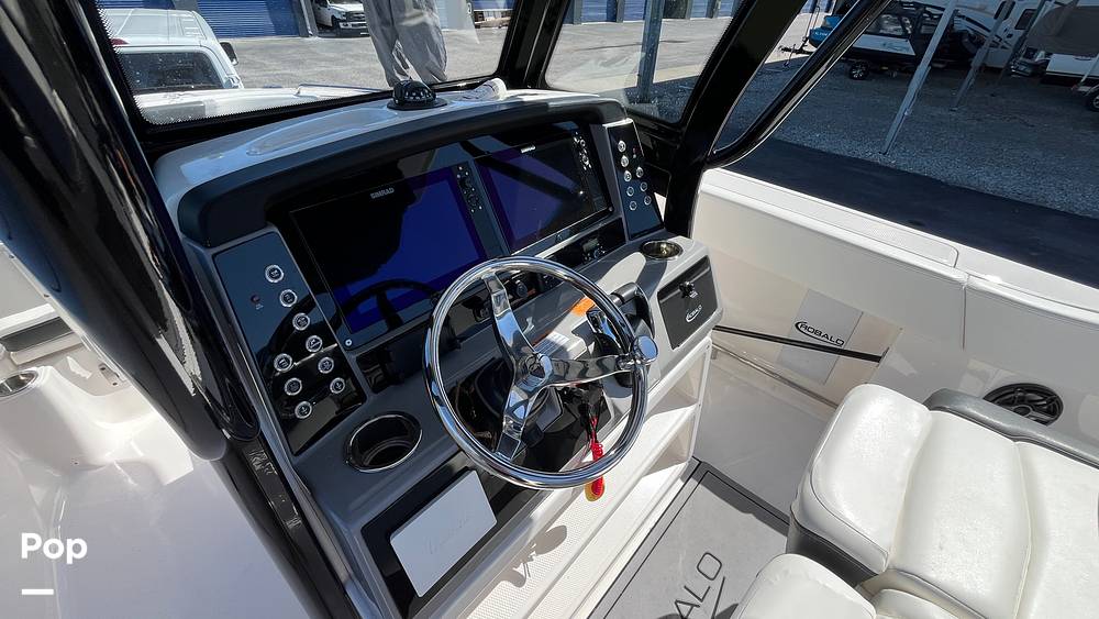 Slide: The Image of Robalo R250 2023 - 33