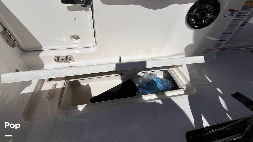 Slide: The Image of Robalo R250 2023 - 43