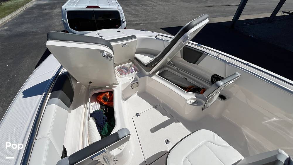 Slide: The Image of Robalo R250 2023 - 49