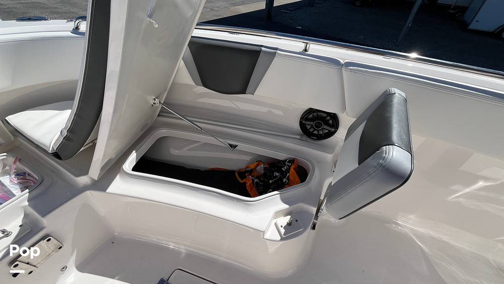 Slide: The Image of Robalo R250 2023 - 51
