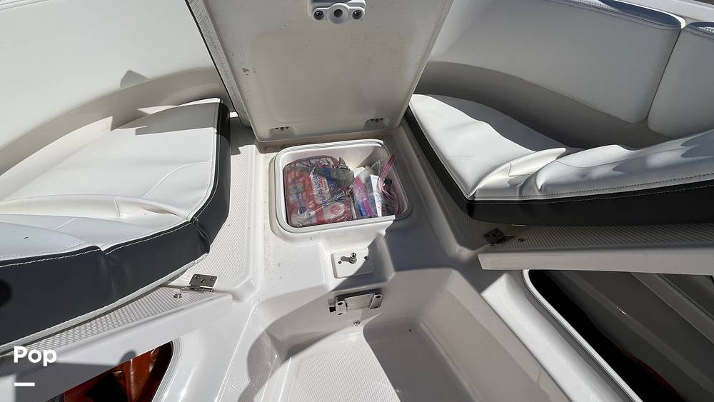 Slide: The Image of Robalo R250 2023 - 52