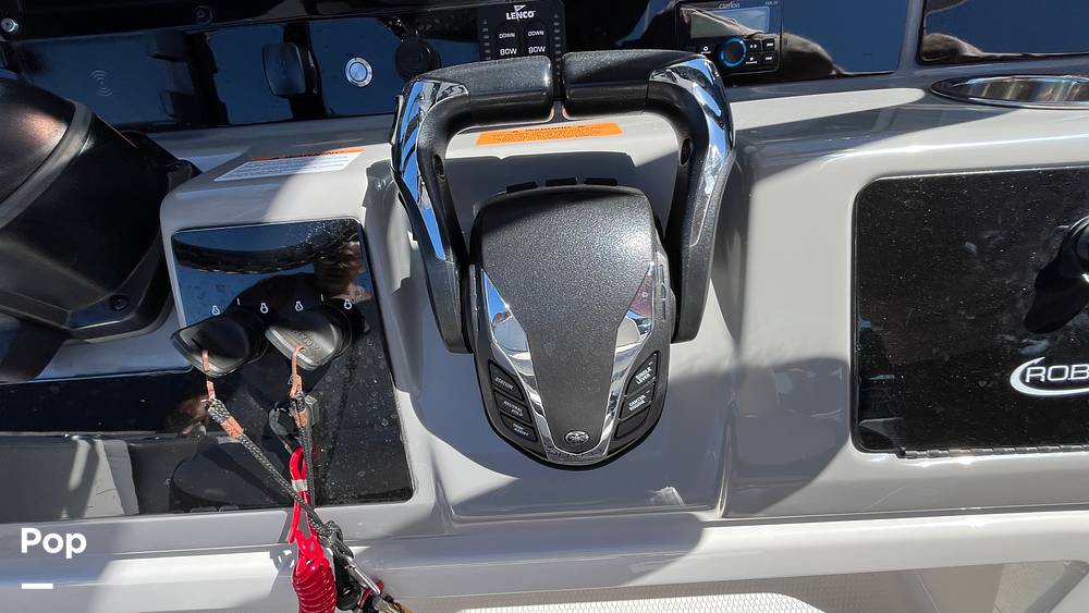 Slide: The Image of Robalo R250 2023 - 63