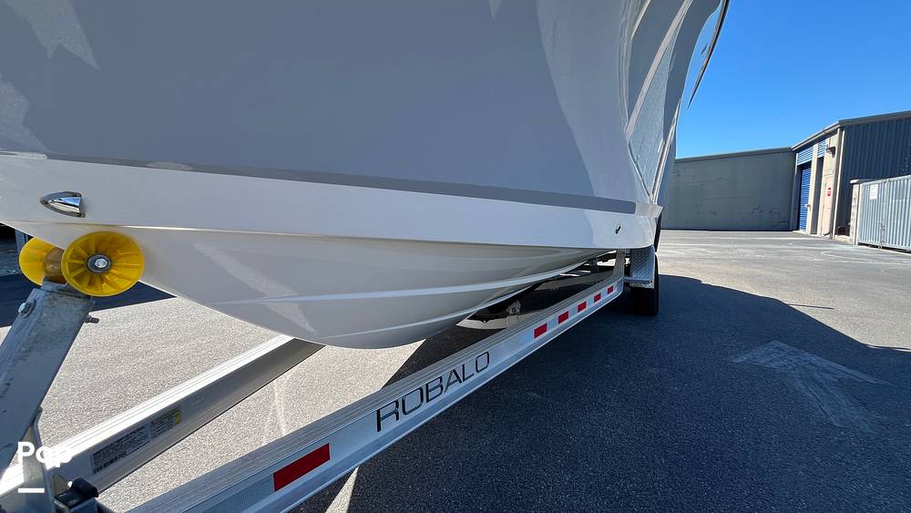 Slide: The Image of Robalo R250 2023 - 7