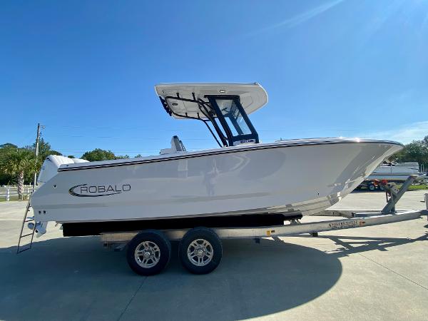 Slide: The Image of Robalo R250 2024 - 1