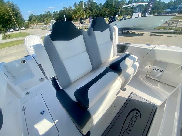 Slide: The Image of Robalo R250 2024 - 18