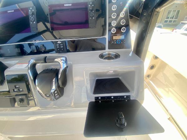 Slide: The Image of Robalo R250 2024 - 22