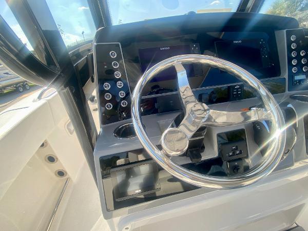 Slide: The Image of Robalo R250 2024 - 23