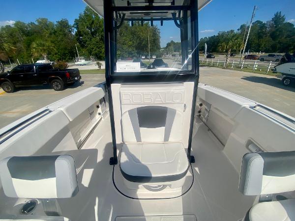 Slide: The Image of Robalo R250 2024 - 25