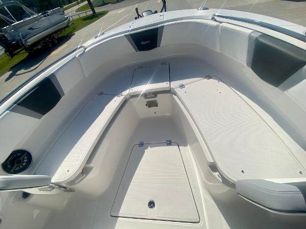 Slide: The Image of Robalo R250 2024 - 28