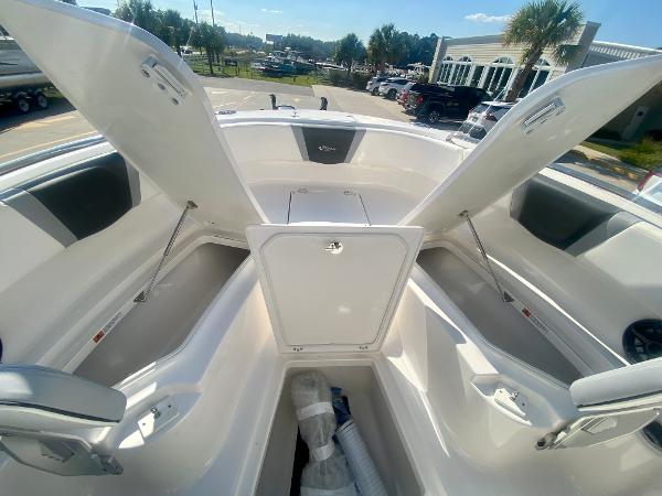Slide: The Image of Robalo R250 2024 - 29