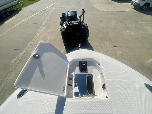 Slide: The Image of Robalo R250 2024 - 31