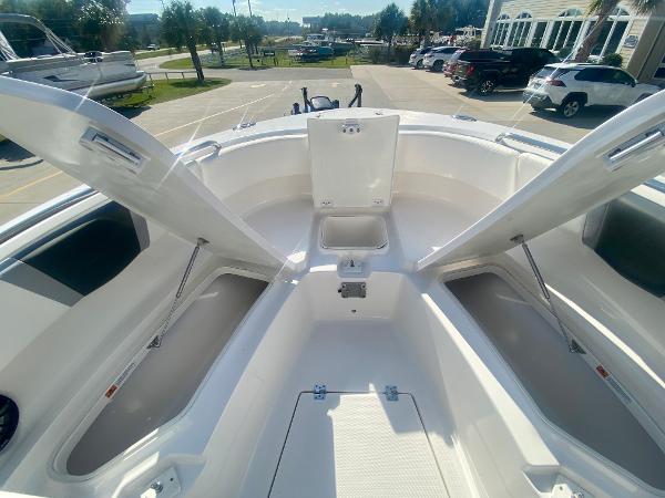 Slide: The Image of Robalo R250 2024 - 32