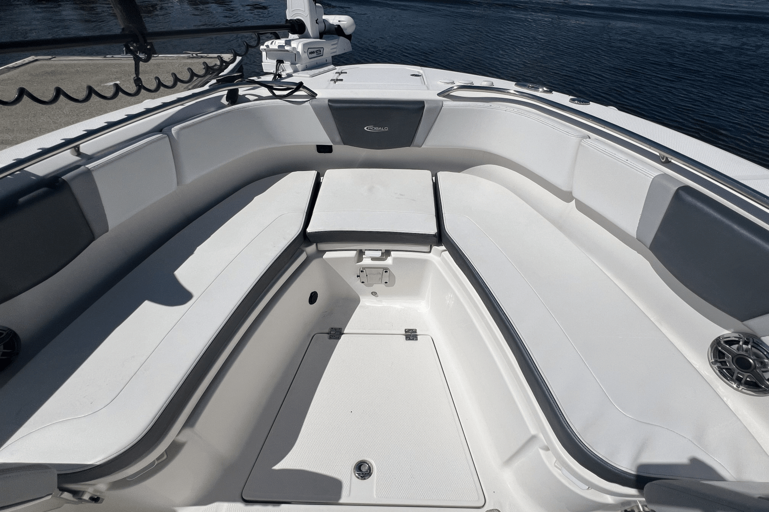 Slide: The Image of Robalo R272 2021 - 10