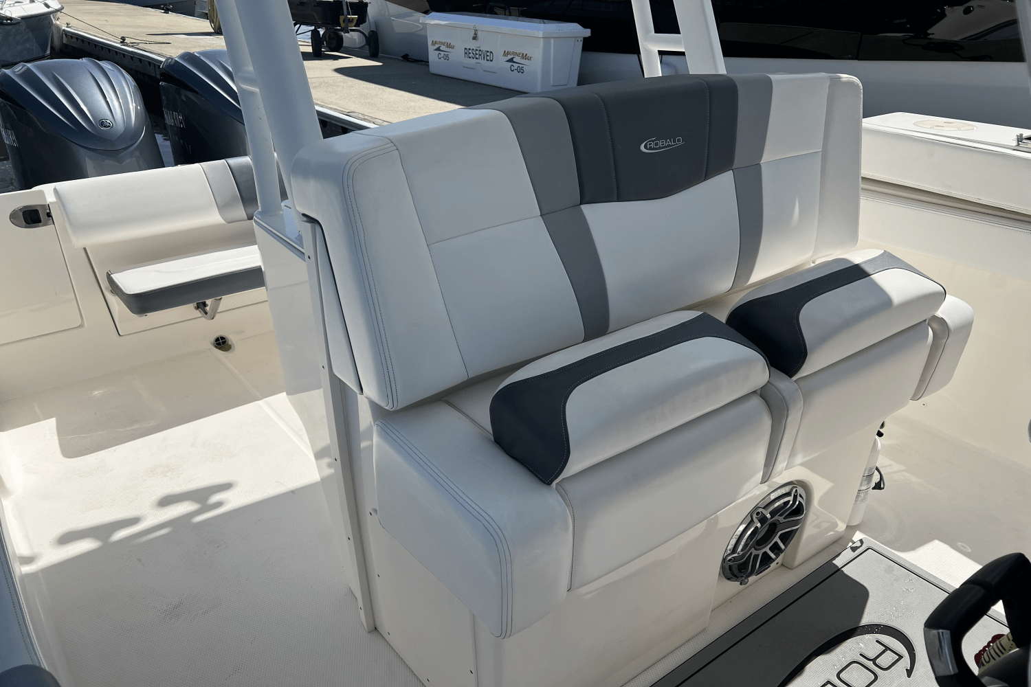 Slide: The Image of Robalo R272 2021 - 5