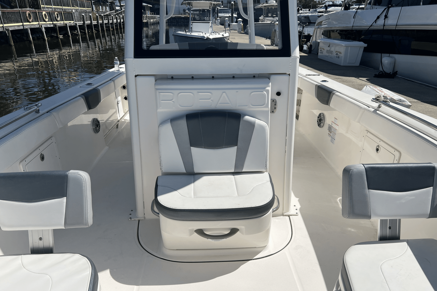 Slide: The Image of Robalo R272 2021 - 8