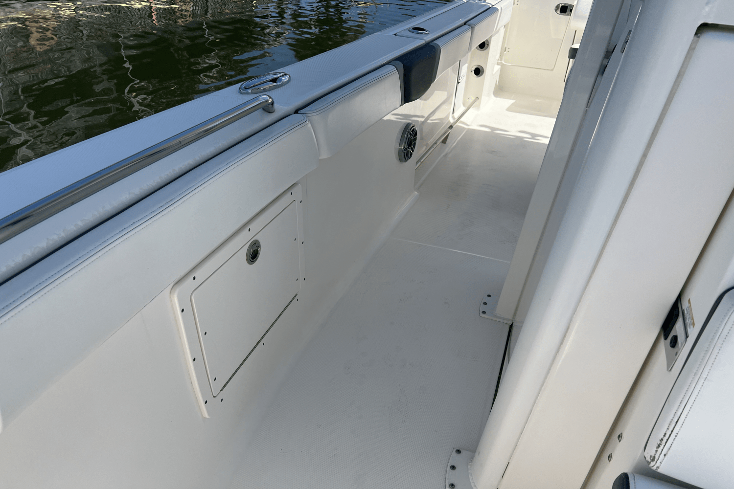 Slide: The Image of Robalo R272 2021 - 9