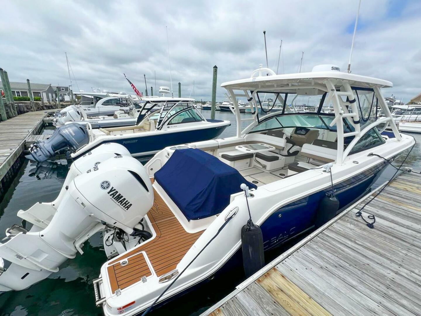 Slide: The Image of 2020 Robalo R317 - 5342011