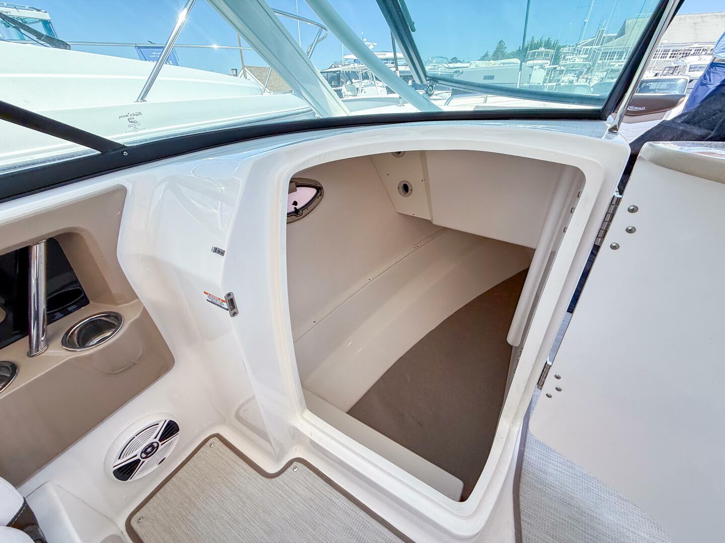 Slide: The Image of 2020 Robalo R317 - 5368979