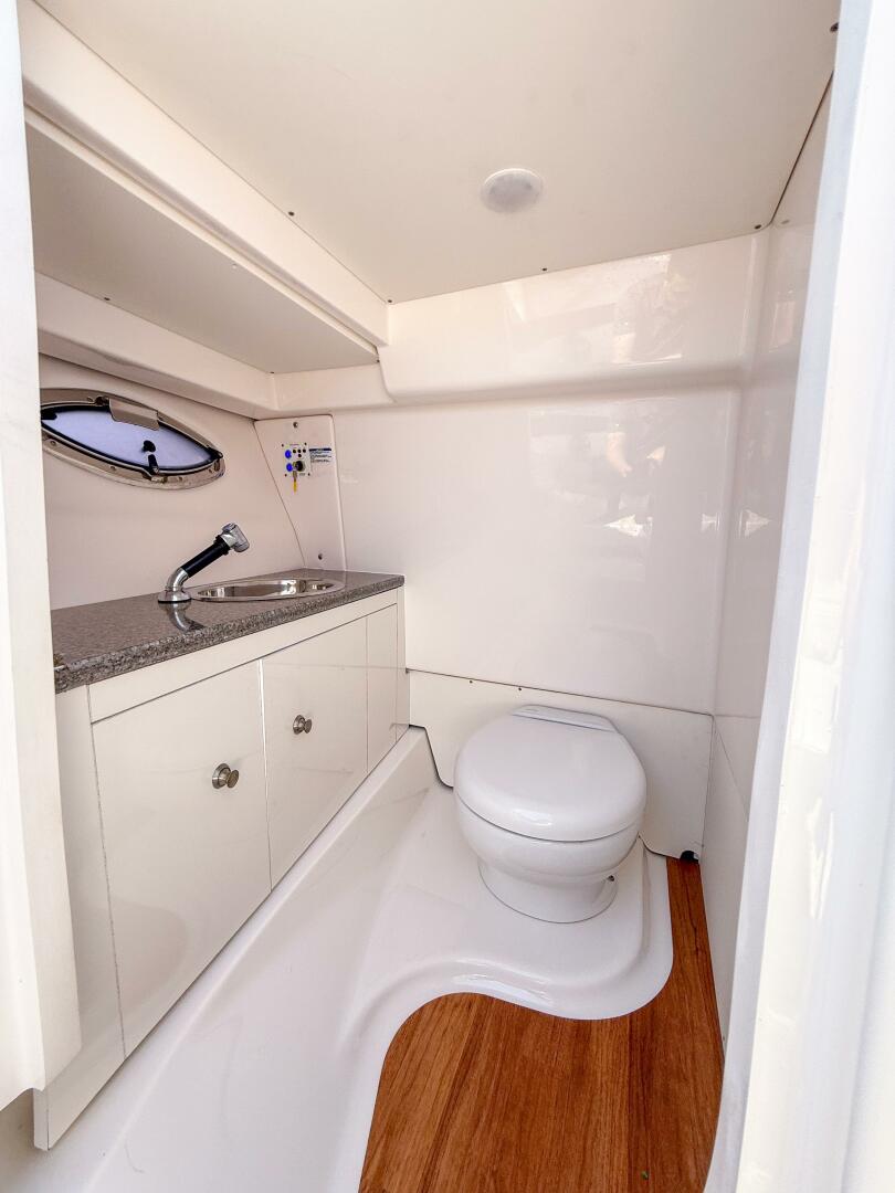 Slide: The Image of 2020 Robalo R317 - 5368984