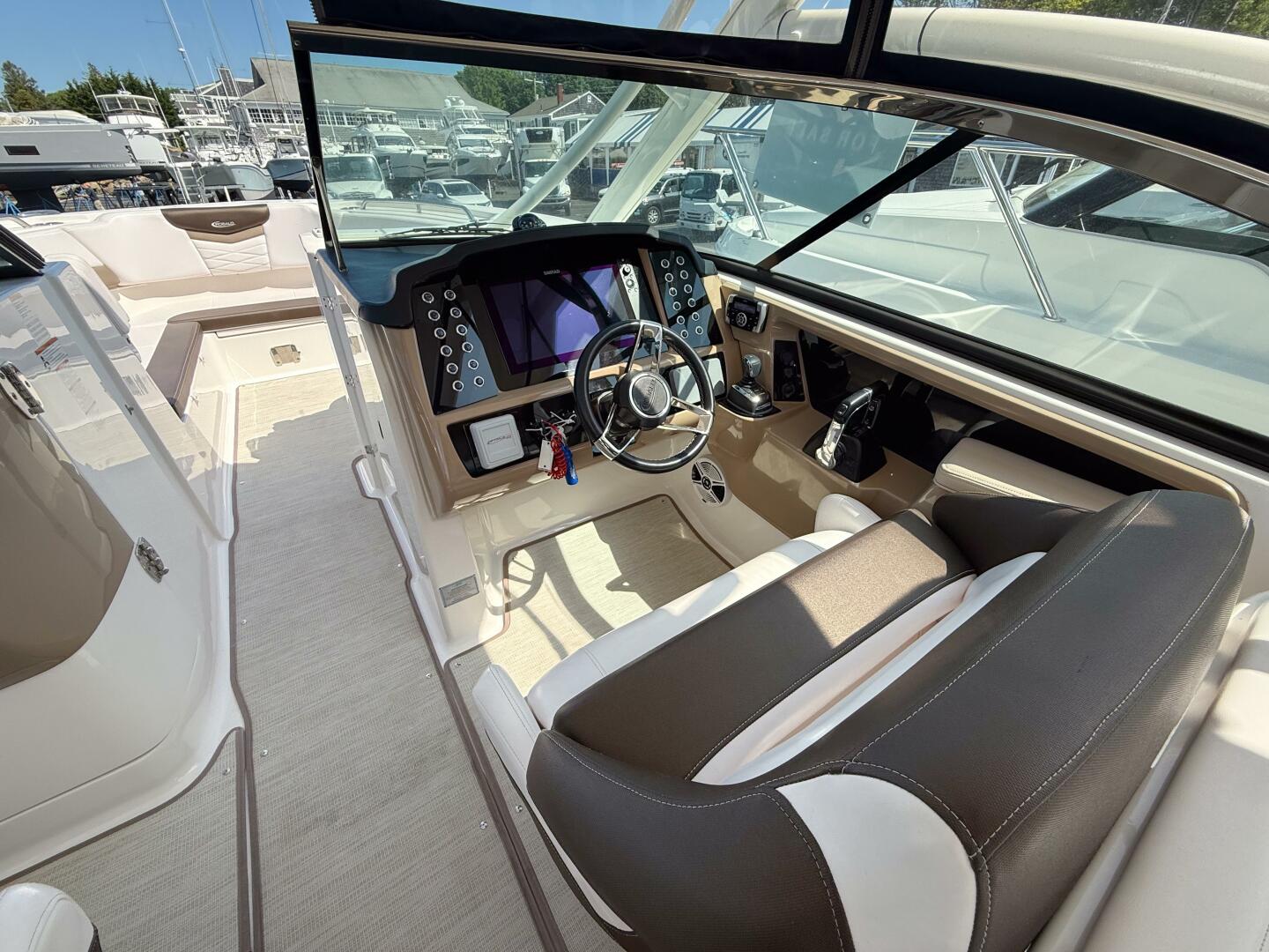 Slide: The Image of 2020 Robalo R317 - 5368990