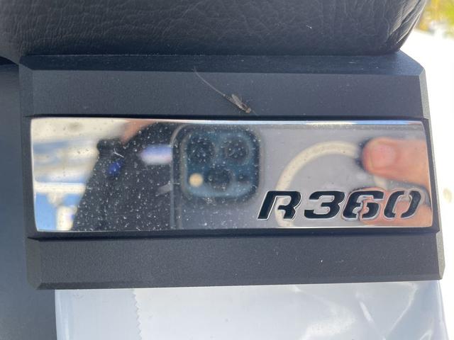 Slide: The Image of 2024 Robalo R360 boat model emblem. - 26