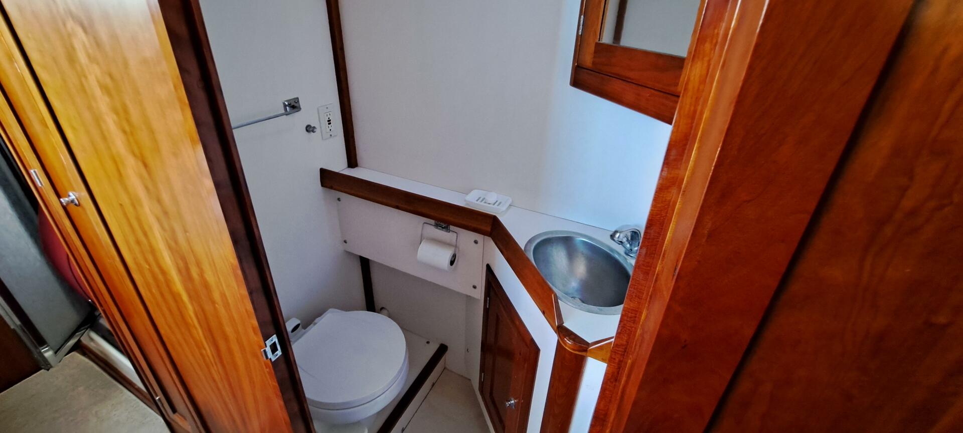 Slide: The Image of Aft stateroom head - 4334490