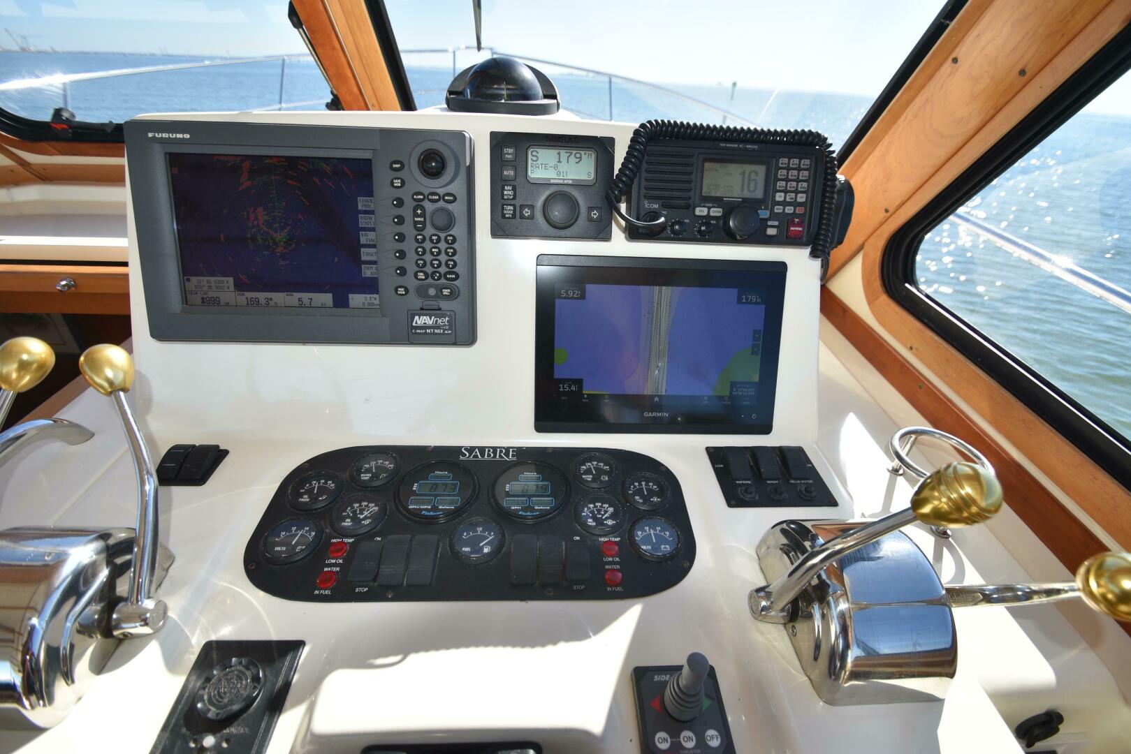 Slide: The Image of Sabre 38 Hardtop Express 2005 - 4753338