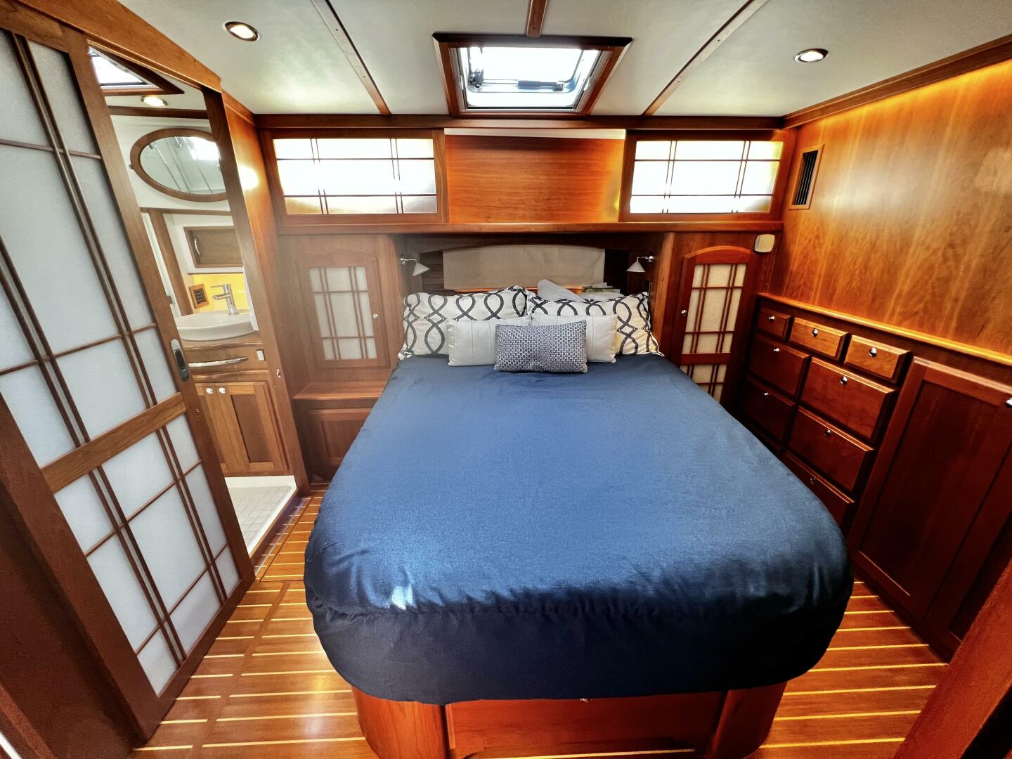 Slide: The Image of Sabre 48 Fly Bridge 2019 - 3811589
