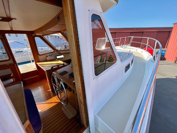 Slide: The Image of 2001 Sabre Sabreline 47 yacht interior and exterior view. - 23