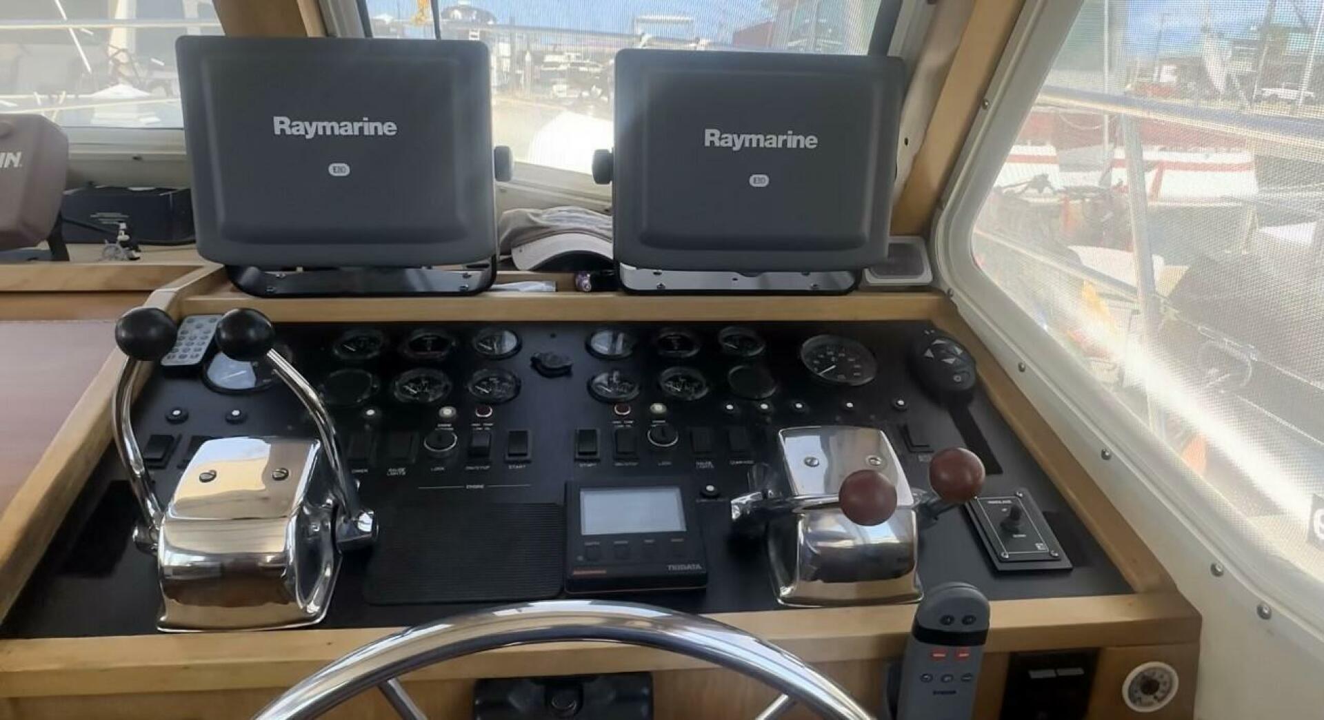 Slide: The Image of 36' Sabreline lower helm - 4329952