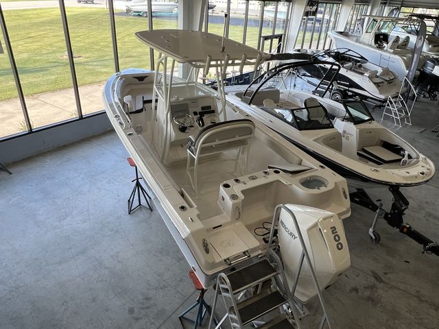 Slide: The Image of Sailfish 220 CC 2023 - 6