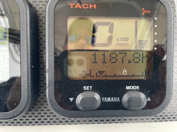 Slide: The Image of Yamaha tachometer display on 2006 Sailfish 2360 CC boat showing 1187.8 hours. - 9