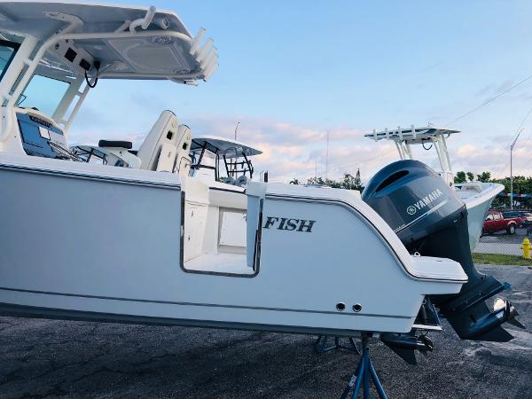 Slide: The Image of 2023 Sailfish 272 CC boat with Yamaha outboard motor on display. - 4