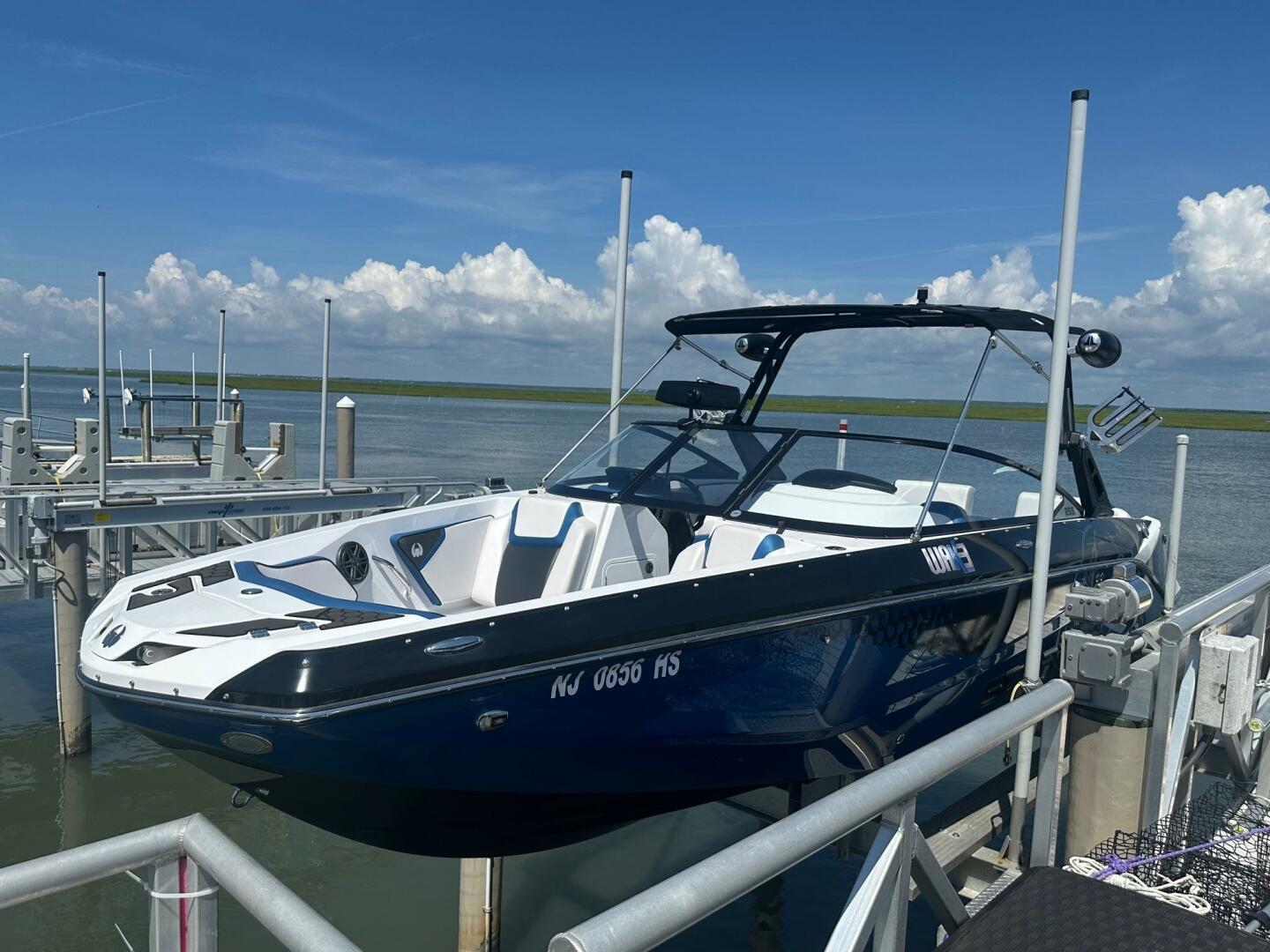 Slide: The Image of Scarab 255 Wake ID 2022 - 5487292