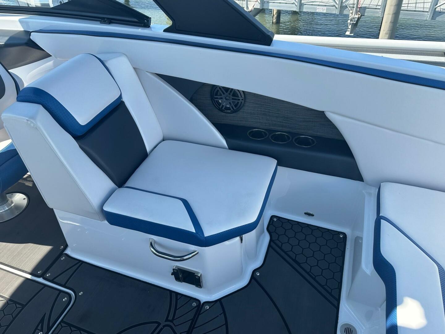 Slide: The Image of Scarab 255 Wake ID 2022 - 5487304