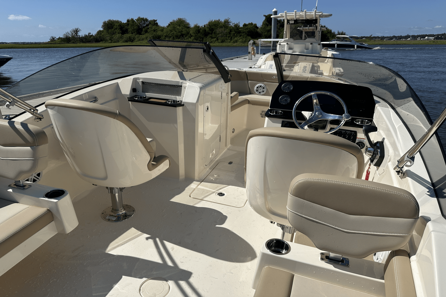 Slide: The Image of Scout 215 Dorado 2025 - 16